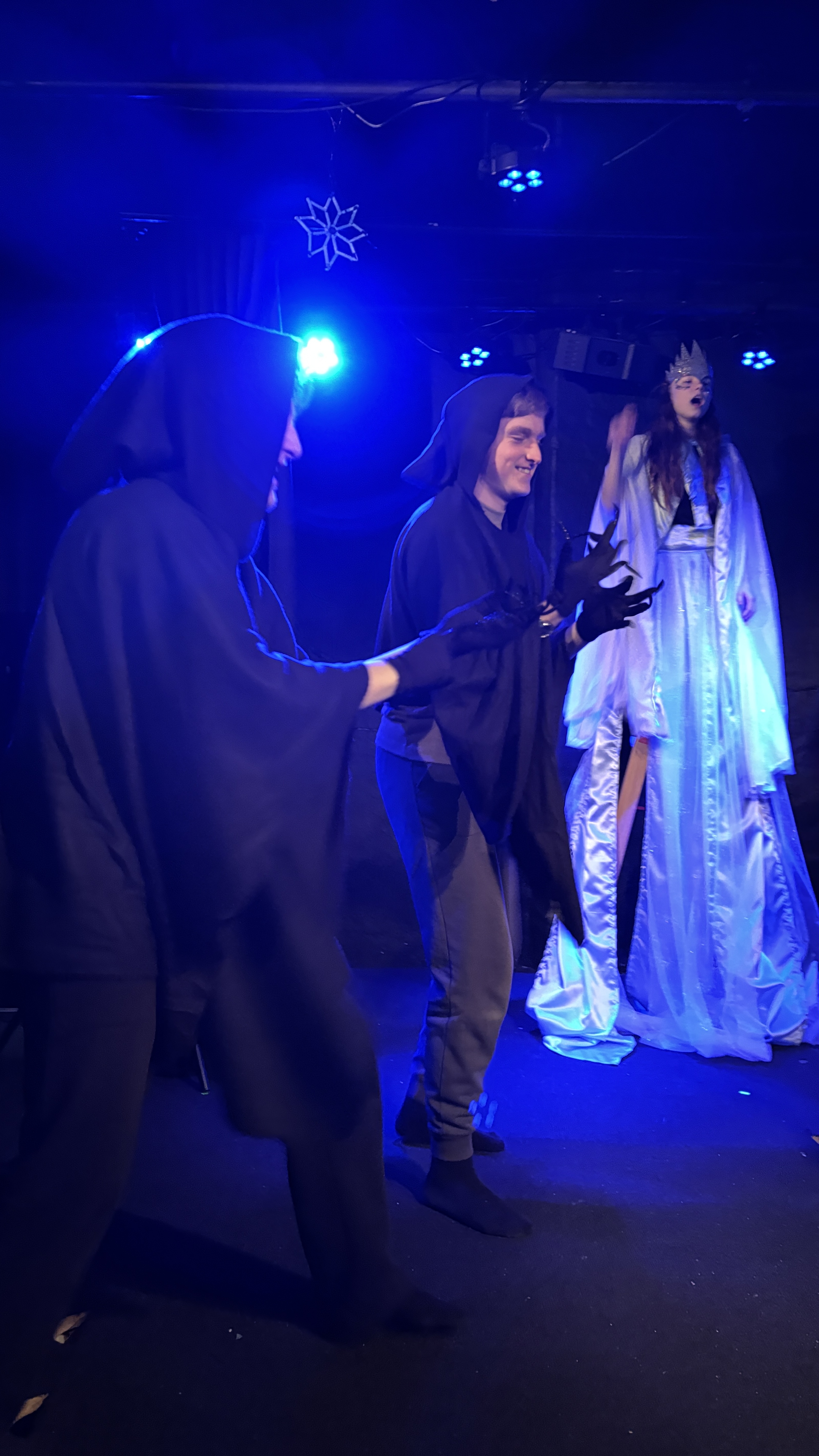 Teaterelever står på scenen i kostumer fra Isdronningen